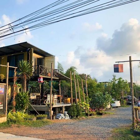 Beach Box Resort At Rimlay Rayong Bagian luar foto