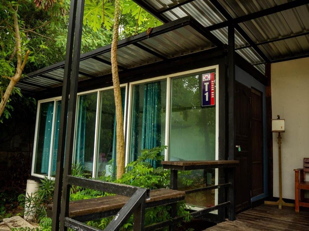 Beach Box Resort At Rimlay Rayong Bagian luar foto