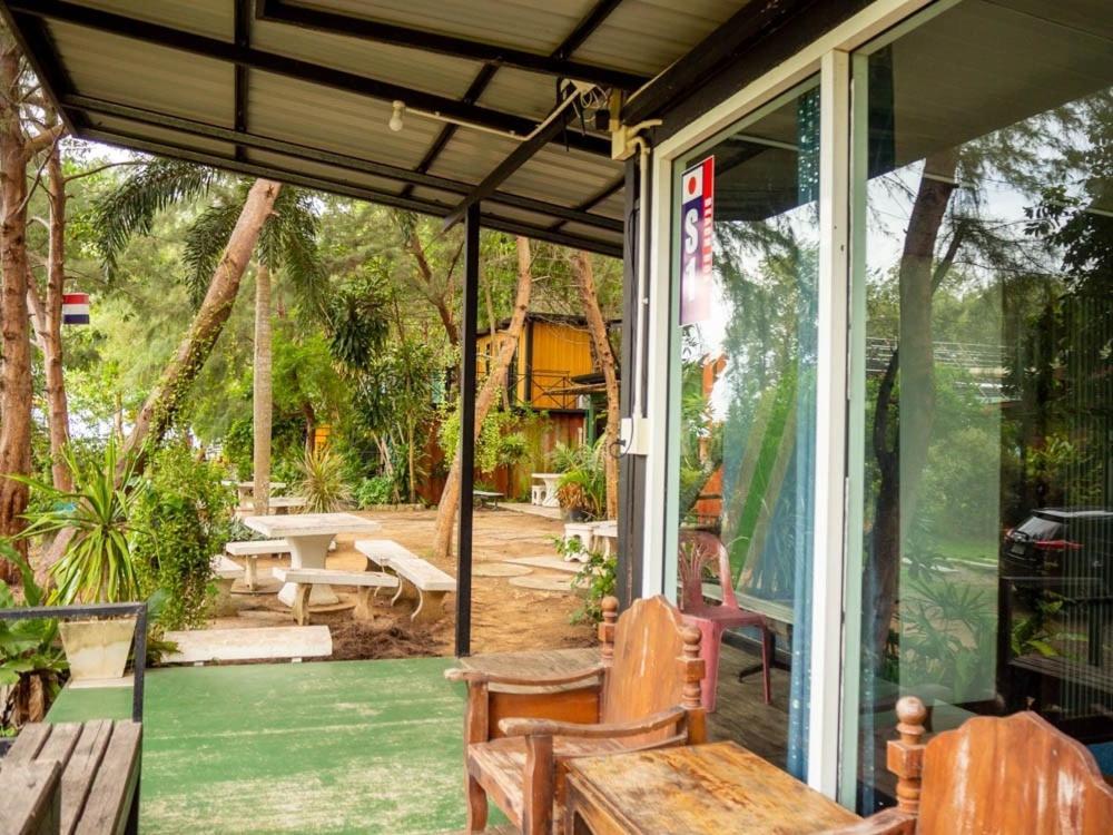 Beach Box Resort At Rimlay Rayong Bagian luar foto