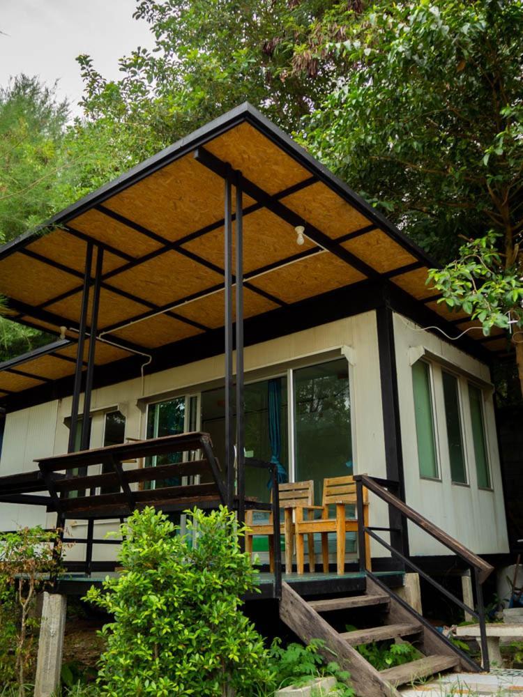 Beach Box Resort At Rimlay Rayong Bagian luar foto