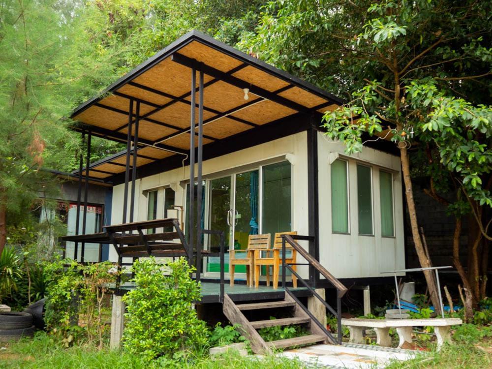 Beach Box Resort At Rimlay Rayong Bagian luar foto